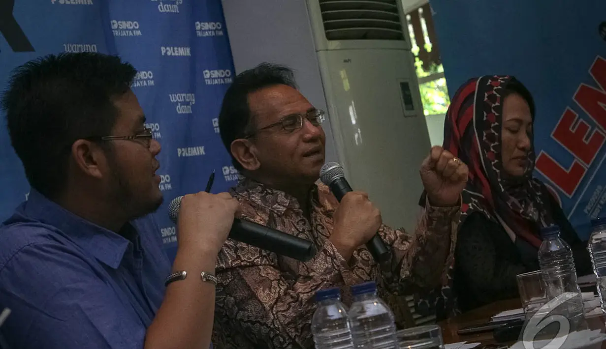 Diskusi di kawasan Cikini ini membahas keputusan SBY menandatangani Perppu Pilkada langsung, Jakarta, (4/10/14). (Liputan6.com/Faizal Fanani)