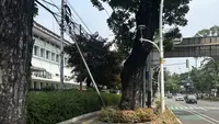 Tiang-Tiang Miring di Jalanan Jakarta yang Mengancam Keselamatan