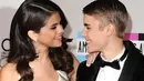 Saksi mata mengatakan bahwa Selena Gomez sangat fokus dengan Justin Bieber selama pertandingan. (TIME)