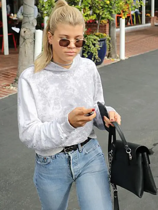 Tertangkap kamera pada hari Rabu (8/2), Sofia terlihat dengan gaya kasualnya. Ia mengenakan celana denim dan hoodie berwarna abu-abu. Dengan rambut blonde yang ditata seadanya, Sofia terlihat sangat santai. (doc.dailymail.com)