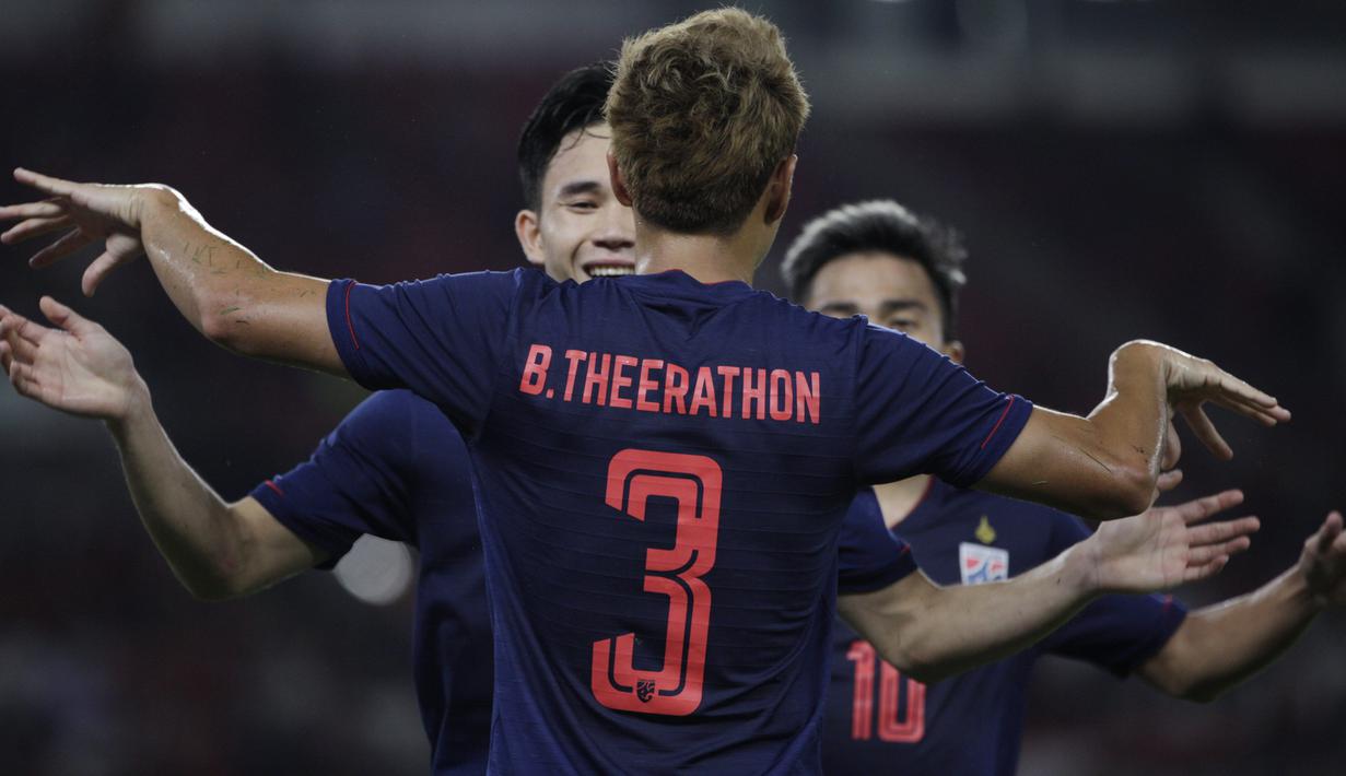 Gelandang Thailand, Supachok Sarachat, merayakan gol ke gawang Timnas Indonesia pada laga Kualifikasi Piala Dunia 2022 di SUGBK, Jakarta, Selasa (10/9). Indonesia kalah 0-3 dari Thailand. (AFP/Vitalis Yogi Trisna)