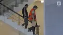Direktur Utama PT Quadra Solution Anang Sugiana Sudiharjo menuruni tangga usai menjalani pemeriksaan lanjutan di Gedung KPK, Jakarta, Rabu (7/2). Para tersangka korupsi E-KTP diancam dengan hukuman maksimal 20 tahun. (Liputan6.com/Herman Zakharia)