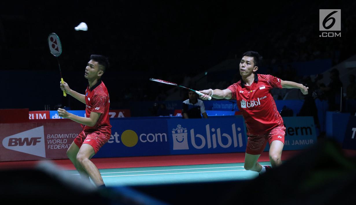 Ganda putra Indonesia, Fajar Alfian/M Rian Ardianto mengembalikan kok ke arah Liu Cheng/Zhang Nan (China) pada 8 besar Indonesia Open 2018, Istora GBK, Jakarta, Jumat (5/7). Fajar/Rian unggul 21-18, 18-21, 25-23. (Liputan6.com/Helmi Fithriansyah)