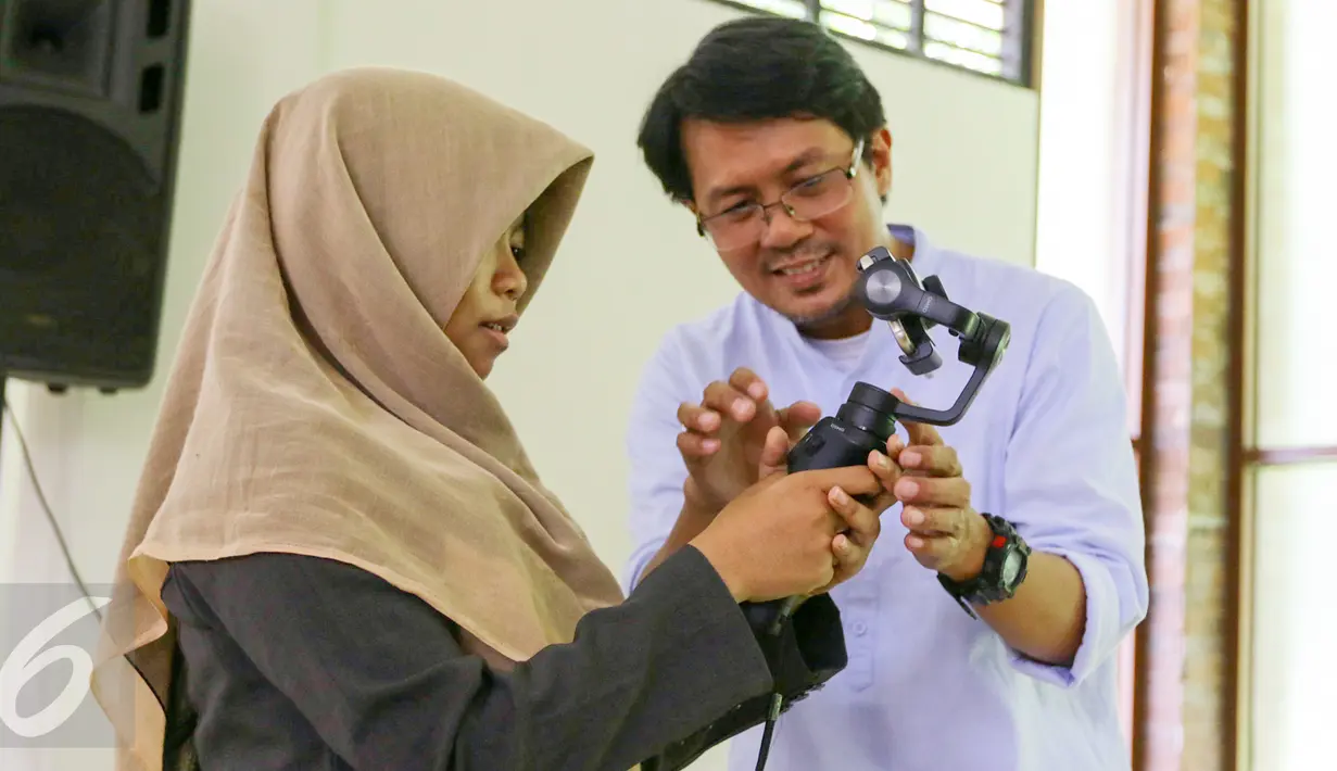 Redaktur Eksekutif Liputan6.com, Andi Muhyiddin memberikan materi Mobile Journalism saat workshop Juournalism di UNNES, Gunung Pati, Semarang, Rabu (5/4). (Liputan6.com/Yoppy Renato)