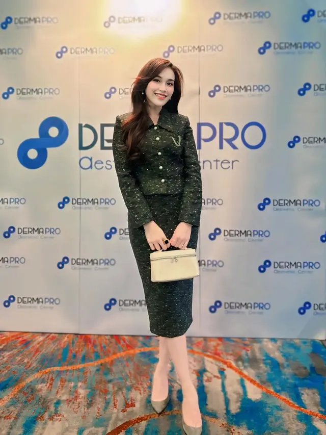 6 Potret Ayu Ting Ting dengan Busana Formal, Banjir Pujian