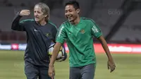 Gelandang Timnas Indonesia, Evan Dimas, tertawa saat latihan di SUGBK, Jakarta, Sabtu (13/1/2018). Timnas Indonesia menggelar latihan terakhir sebelum laga persahabatan melawan Islandia. (Bola.com/Vitalis Yogi Trisna)