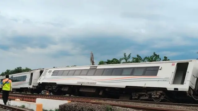 Kereta Api (KA) Purwojaya relasi Gambir–Kroya (Cilacap) anjok.
