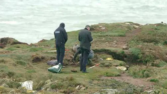 Kerangka purba berusia sekitar 1000 tahun digali dari pantai Kilmore Quay untuk dibawa ke museum di Dublin, Irlandia. (Sumber Facebook/Jim Campbell Photographer)