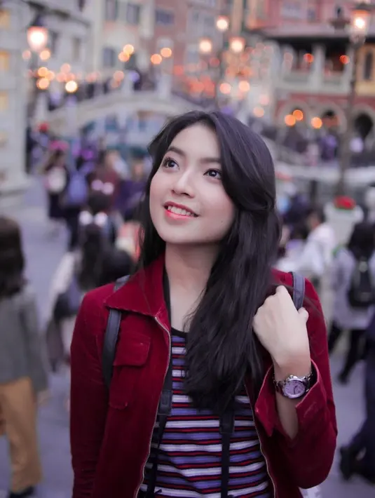 Saat berlibur ke luar negeri, Gracia terlihat sangat menikmati suasana perkotaan. Terlebih gayanya yang cantik dengan membawa ransel membuat Gracia terlihat sangat menawan. Penampilan cantiknya ini banjir pujian netizen. (Liputan6.com/IG/@jkt48gracia)
