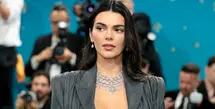 Kendall Jenner tampil memukau dengan kalung berhiaskan berlian 12,37 karat dan berlian 76,11 karat yang dipasang pada emas putih 18 karat, anting berhiaskan berlian yang dipasang pada emas putih 18 karat, cincin berhiaskan berlian marquise cut 5,01 karat yang dipasang pada emas putih 18 karat, dan cincin berhiaskan berlian emerald cut 5,04 karat yang dipasang pada emas 18 karat dari Haute Joaillerie Collection. [dok. Chopard]