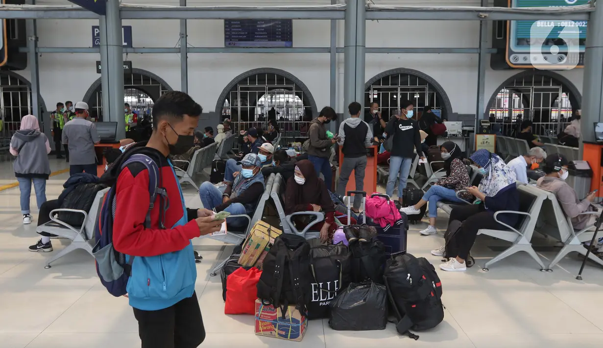 Calon penumpang kereta api jarak jauh menanti waktu keberangkatan di Stasiun Pasar Senen, Jakarta, Sabtu (1/5/2021). Calon penumpang KA Jarak Jauh memilih berangkat lebih awal sebelum jatuh tempo batas pelarangan mudik lebaran 2021 pada 6 hingga 17 Mei 2021, (Liputan6.com/Helmi Fithriansyah)
