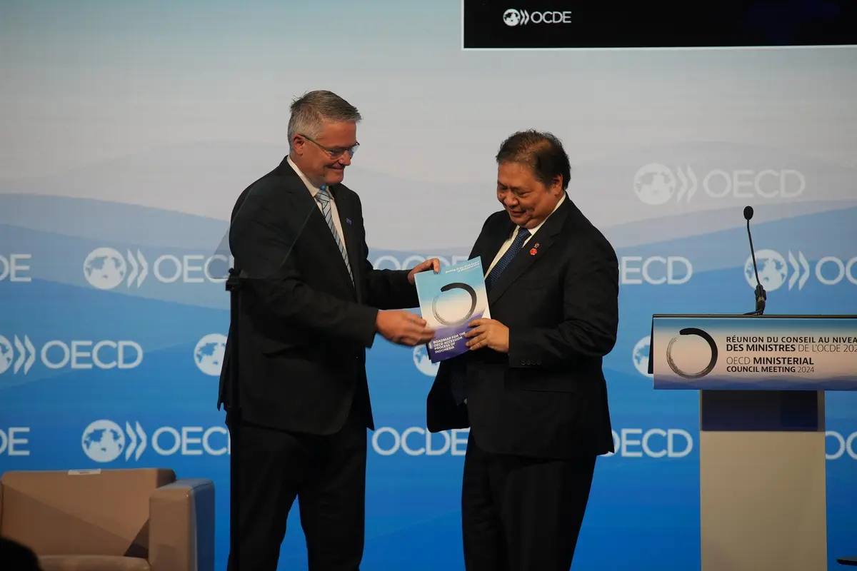 Menko Perekonomian Airlangga Hartarto mewakili Pemerintah Indonesia menerima Peta Jalan Aksesi Keanggotaan OECD Indonesia