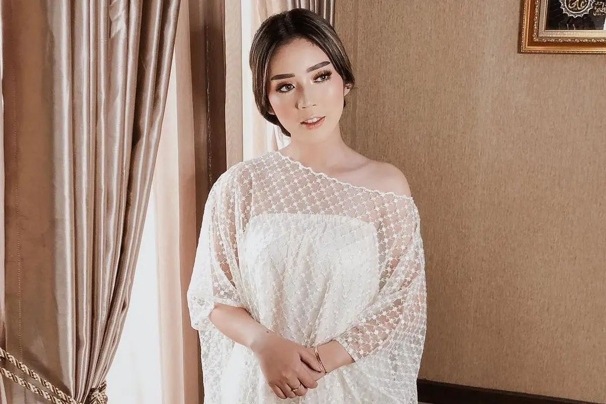 Potret Fay Nabila Dalam Balutan Busana Putih
