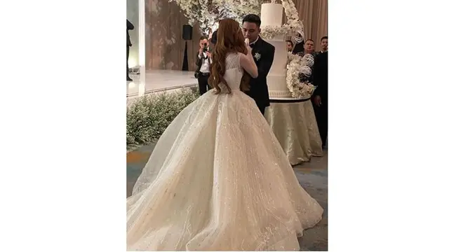 Menyandang status baru sebagai suami istri, keduanya terlihat romantis dengan saling menyuapi.