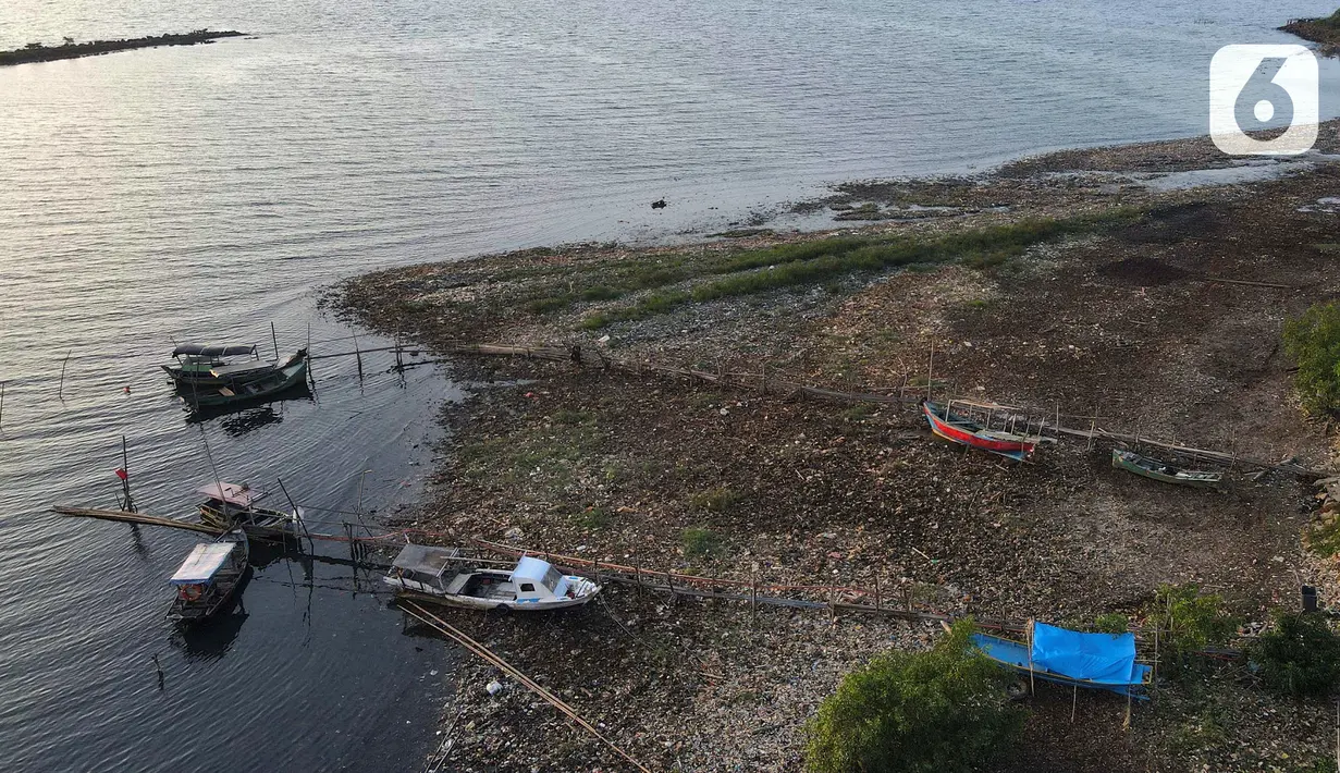Sampai saat ini, sampah plastik di wilayah pesisir Jakarta belum dapat tertangani dengan maksimal. (merdeka.com/Imam Buhori)