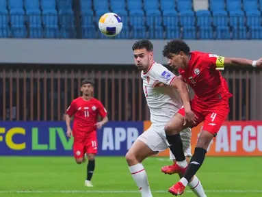 Pemain depan timnas Indonesia, Jens Raven (kiri) berebut bola dengan Mohammed Naji Al-Qashmi (Yaman) pada pertandingan ketiga Grup C Piala Asia U-20 2025 di Shenzhen Youth Football Training Base Centre Stadium, Rabu (19/2/2025) malam WIB. (Foto: Dokumentasi PSSI)