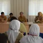 Ratusan pegawai Rumah Sakit Umum Daerah (RSUD) Toto Kabila Kabupaten Bone Bolango melakukan aksi demo damai akibat uang jasa mereka yang belum dibayarkan hingga saat ini. (Liputan6.com/Arfandi Ibrahim)