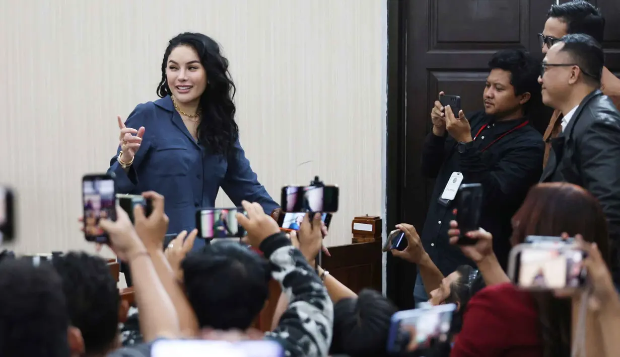 Nikita Mirzani menjalani sidang lanjutan terkait kasus dugaan pemerasan dan Tindak Pidana Pencucian Uang (TPPU) terhadap pengusaha produk kecantikan, Reza Gladys, di Pengadilan Negeri Jakarta Selatan, Senin (10/20/2025). (Kapanlagi.com/Budy Santoso)