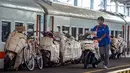 Terdapat 254 motor ikut diberangkatkan melalui layanan Motis lintas tengah dengan tujuan akhir Stasiun Lempuyangan. Tampak dalam foto, sepeda motor yang dibungkus terlihat di peron setelah diturunkan dari gerbong barang kereta api di stasiun kereta api Lempuyangan, Yogyakarta pada 14 Maret 2026. (DEVI RAHMAN/AFP)