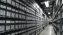 Ratusan kotak yang berisi dokumen tentang kejadian Holocaust yang berada di US Holocaust Memorial Museum di Bowie, Maryland (24/4). Tempat ini menyimpan artefak, dokumen sejarah dan foto-foto yang berkaitan dengan Holocaust. (AP Photo/Carolyn Kaster)