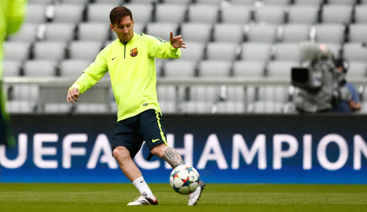 Penyerang Barcelona, Lionel Messi saat menjalani sesi latihan di Allianz Arena, Munich, Jerman (11/5/2015).  Barcelona akan menantang Bayern Muenchen di leg kedua semifinal Liga Champions. (Reuters/Michaela Rehle)