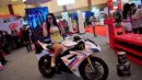 Dalam pembukaannya IMoS dimeriahkan pameran motor garang dan para perempuan cantik yang menungganginya, Jakarta, Rabu (29/10/2014). (Liputan6.com/Johan Tallo)