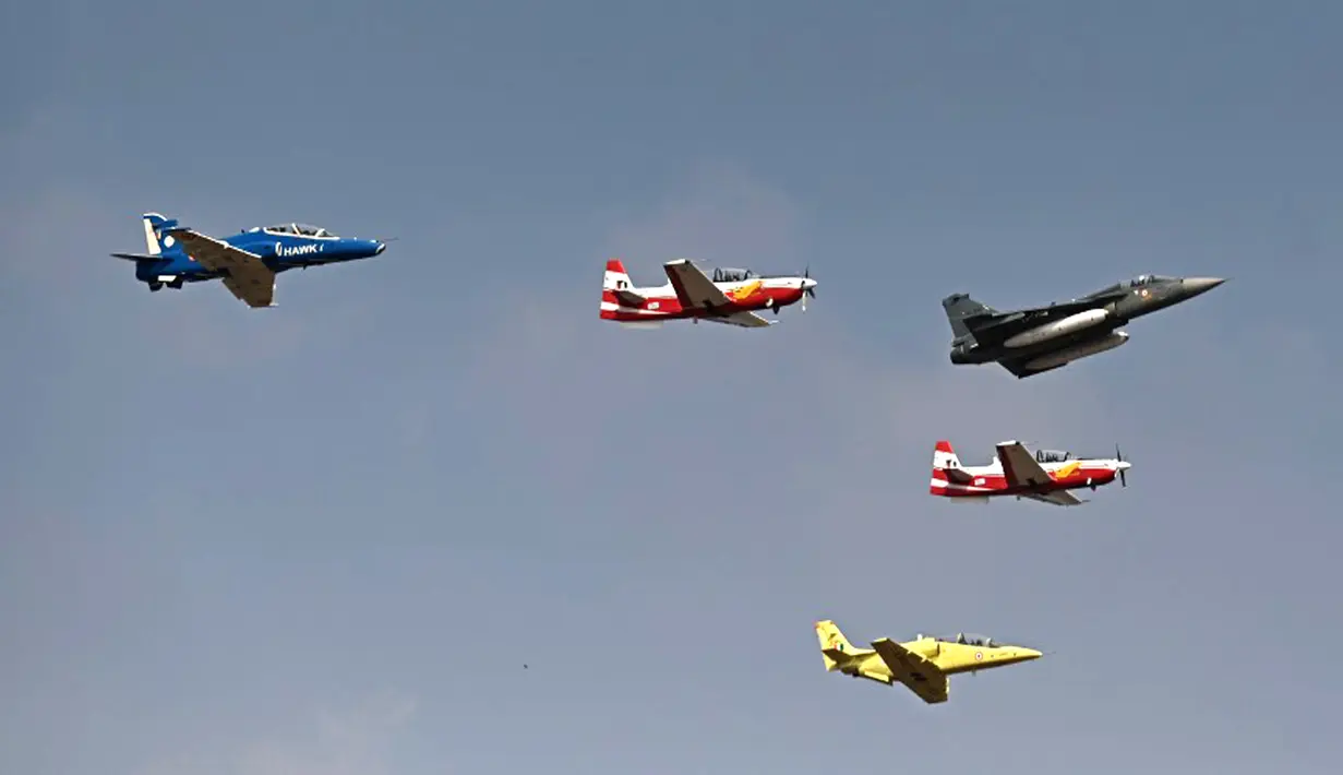 Pesawat Angkatan Udara India tampil pada hari pertama Aero India 2021 Airshow di Stasiun Angkatan Udara Yelahanka, Bangalore, India, Rabu (3/2/2021). Aero India 2021 berlangsung dalam bayang-bayang pandemi COVID-19. (Jewel SAMAD/AFP)