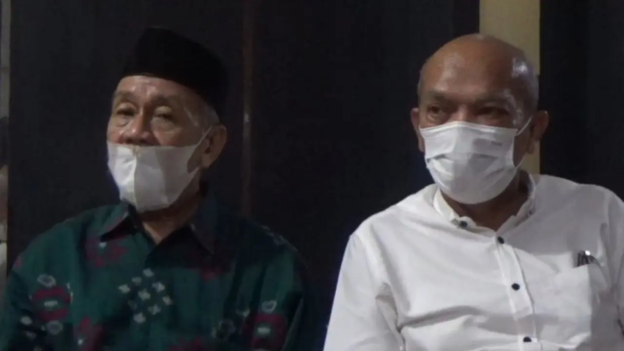 Ustaz Adnan Arsal. (kiri)