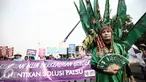 Aksi perempuan menuntut keadilan iklim di depan Istana Negara, Jakarta, Selasa (17/5). Dalam aksinya mereka meminta pemerintah Indonesia tegas dan konsisten dalam langkah mengatasi perubahan iklim. (Liputan6.com/Faizal Fanani)