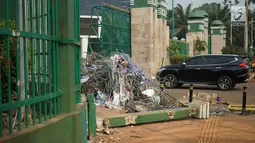 Sampah-sampah sisa bentrok antara mahasiswa dan polisi dalam unjuk rasa di depan Gedung DPR RI, Jakarta, Rabu (25/9/2019). Bentrokan pada Selasa (24/9/2019) menyisakan sampah yang memenuhi kawasan di sekitar Gedung DPR. (Liputan6.com/Immanuel Antonius)