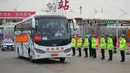 Polisi memberi hormat saat bus pengangkut petugas medis yang diperbantukan ke Provinsi Hubei meninggalkan Bandara Internasional Taoxian Shenyang, Shenyang, Provinsi Liaoning, China, Jumat (20/3/2020). Mereka dipulangkan seiring meredanya wabah virus corona COVID-19 di Hubei. (Xinhua/Long Lei)