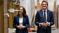 Kate Middleton ditemani Direktur Musem V&A East Storehouse pada Juni 2025. (dok. Eddie Mulholland / POOL / AFP)