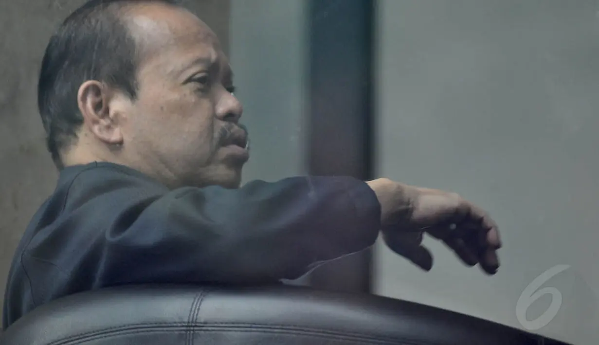 Mantan Ketua Komisi VII DPR, Sutan Bhatoegana enggan berkomentar banyak saat diserbu  para wartawan di Gedung KPK, Jakarta, Senin (17/11/2014). (Liputan6.com/Miftahul Hayat)