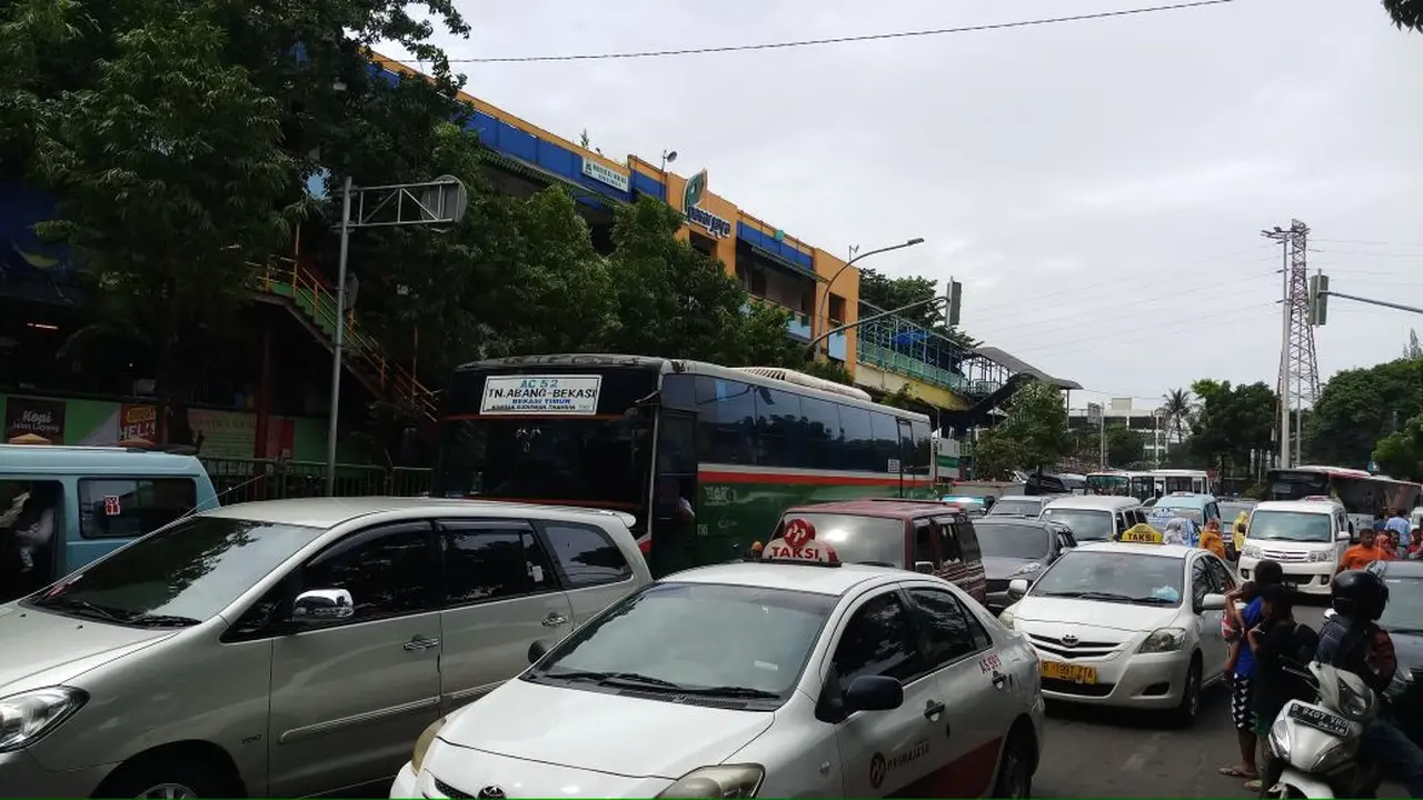 Lalu lintas di Tanah Abang macet