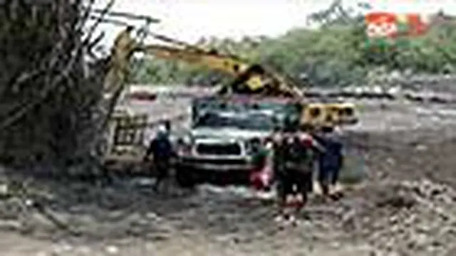 Warga Normalisasi Aliran Sungai Sekitar Merapi