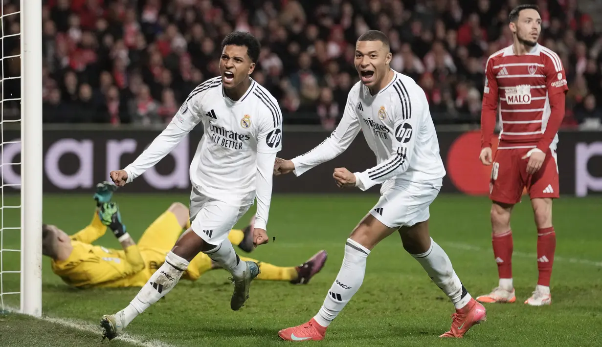 Rodrygo menjadi bintang kemenangan Real Madrid di kandang Brest dengan memborong dua gol. Satu gol lainnya dicetak oleh Jude Bellingham. (AP Photo/Thibault Camus)