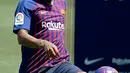 Pemain baru Barcelona, Arturo Vidal mengontrol bola selama presentasi dirinya di stadion Camp Nou, Spanyol, (6/8). Vidal resmi diboyong Barcelona dengan kontrak selama tiga tahun. (AFP Photo/Josep Lago)