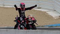 Selebrasi kebahagiaan Aleix Espargaro setelah meraih pol position di MotoGP 2023 seri Jerez, Sabtu (29/4/2023) sore WIB. (AFP/Jorge Guerrero)