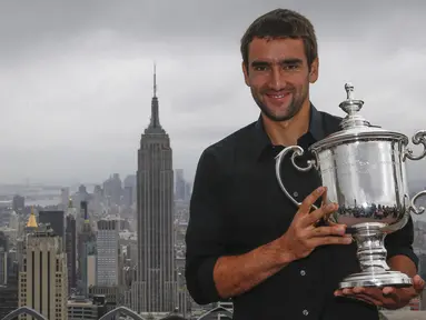 Petenis Kroasia, Marin Cilic, berpose dengan trofi US Open di Top of the Rock Observation Deck di Rockefeller Center, New York, (9/9/2014). (REUTERS/Shannon Stapleton)