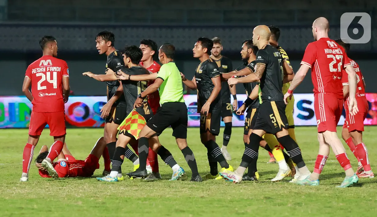 Wasit Aprisman Aranda memberikan kartu merah gelandang asal Brasil, Lucas Ramos, karena menendang kepala winger Persija Jakarta, Dony Tri Pamungkas. (Bola.com/M Iqbal Ichsan)