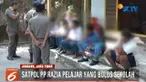 Sejumlah pelajar yang tertangkap tampak dimarahi petugas karena berusaha lari saat akan didata.