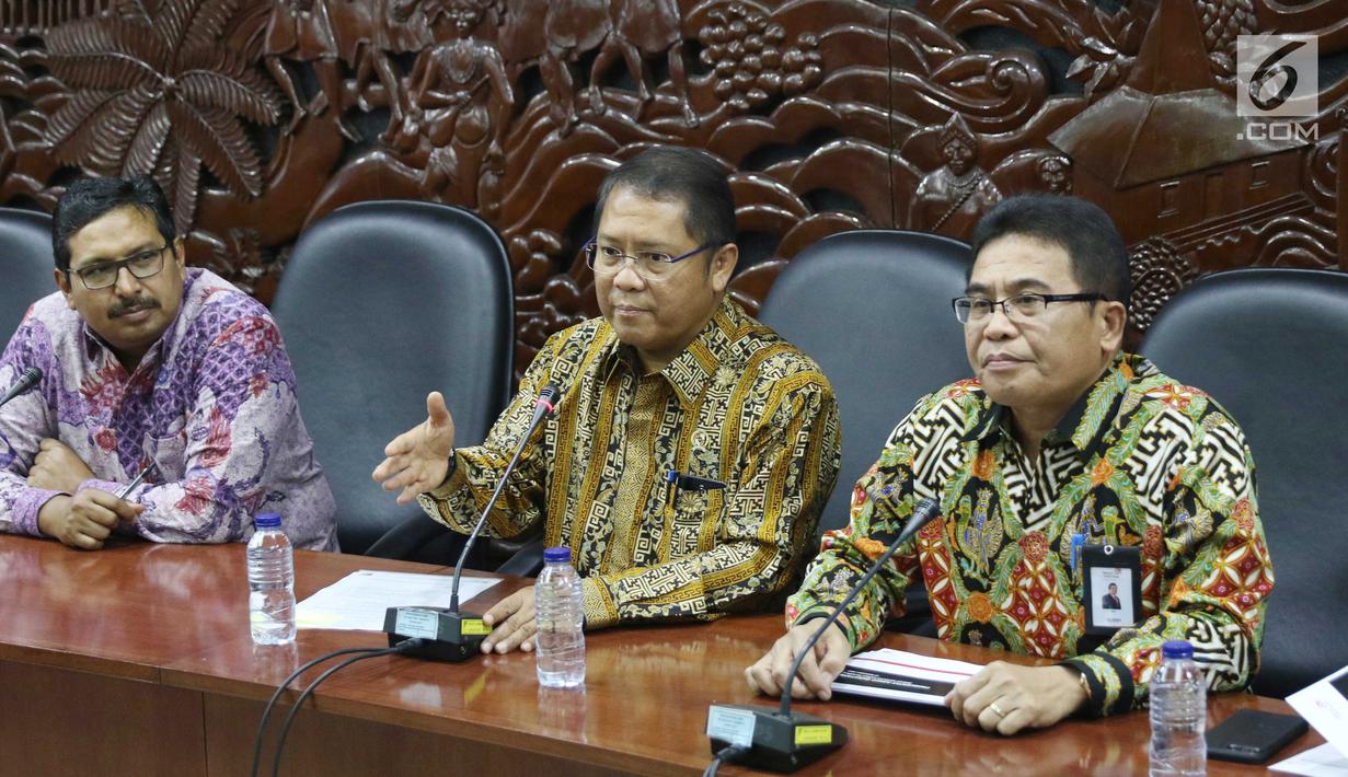 Menkominfo Rudiantara memberikan keterangan pemulihan layanan akibat terganggunya satelit Telkom 1, Jakarta, Selasa (12/9). Dalam keterangannya Kominfo dan Telkom menjelaskan bahwa perbaikan satelit Telkom 1 sudah 100 %. (Liputan6.com/Angga Yuniar)