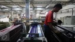 Pekerja mengisi tinta saat menyelesaikan pencetakan surat suara Pilkada di Provinsi Banten di Kawasan Industri Pulo Gadung, Jakarta, Rabu (11/1). Proses cetak tersebut memakan waktu selama empat hari, pada 11-14 Januari 2017. (Liputan6.com/Faizal Fanani)