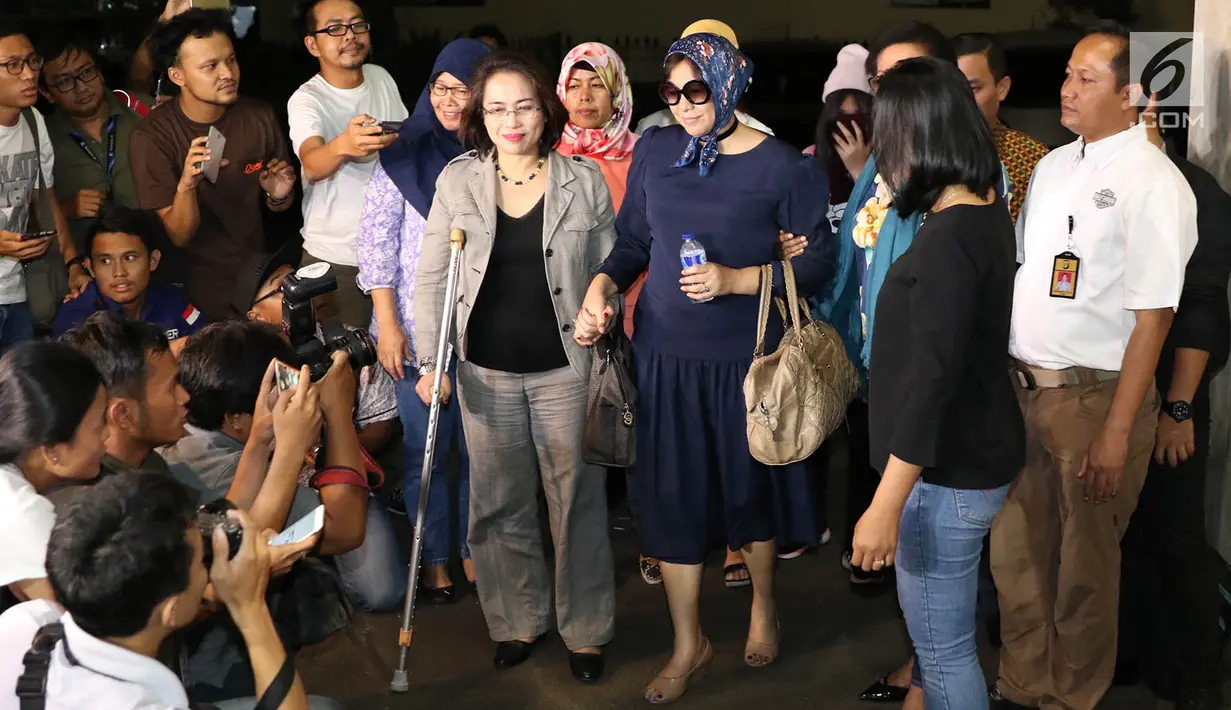 Istri Brigjen Purn Johan Sumampouw, Joyce Warouw tiba di Direktorat Reserse Krimum Polda Metro Jaya, Jumat (7/7). Keributan terjadi ketika petugas Avsec meminta melepas jam tangan saat melewati pintu metal detector. (Liputan6.com/Immanuel Antonius)