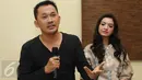  Pimpinan rumah produksi Dapur, Hanung Bramantyo (kiri) menjawab pertanyaan terkait dukungan pekerja film terhadap revisi PP PP Daftar Negatif Investasi Sektor Usaha Film di Jakarta, Selasa (9/2/2016). (Liputan6.com/Helmi Fithriansyah)