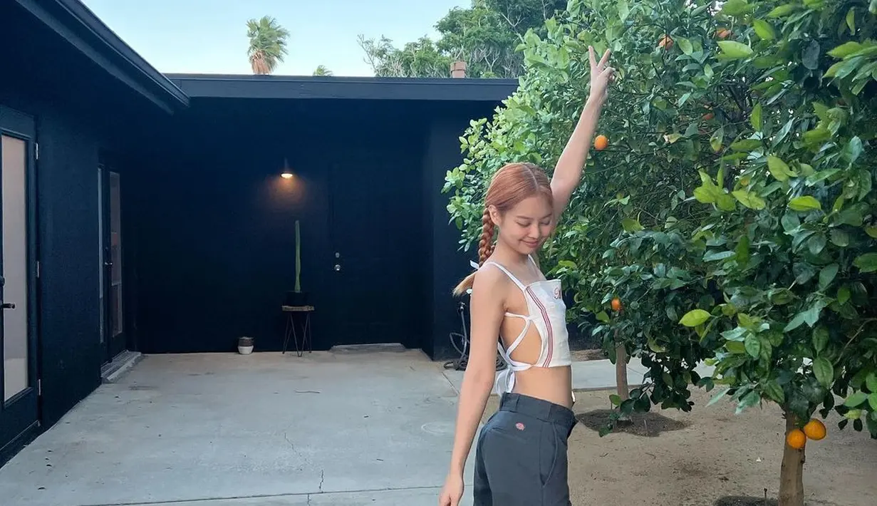 <p>Atasan bisa juga diganti dengan model backless. Paduan busana ini akan memberi tampilan downtown girl. [Instagram/jennierubyjane]</p>