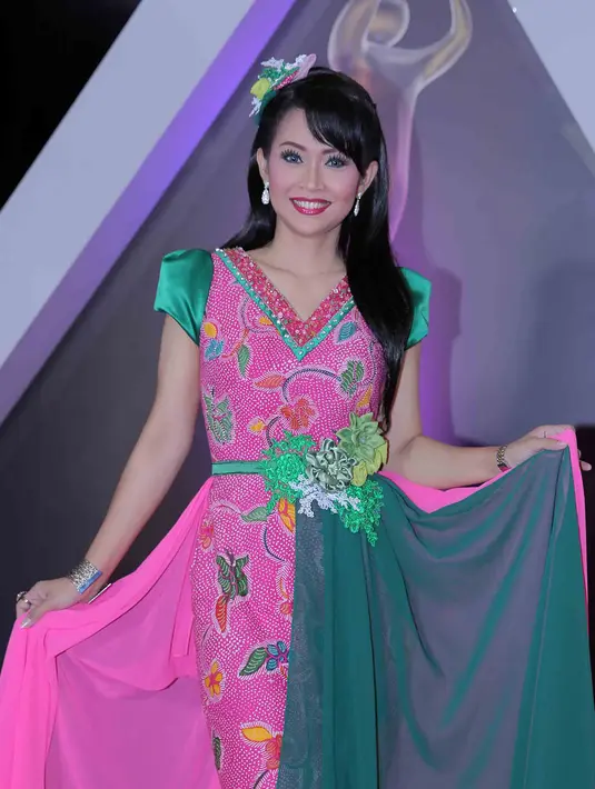 Artis serba bisa Ratna Listy saat hadir di Ami Award malam itu terlihat cantik dengan gaun terusan panjang warna merah muda bermotif bunga. (Deki Prayoga/Bintang.com)