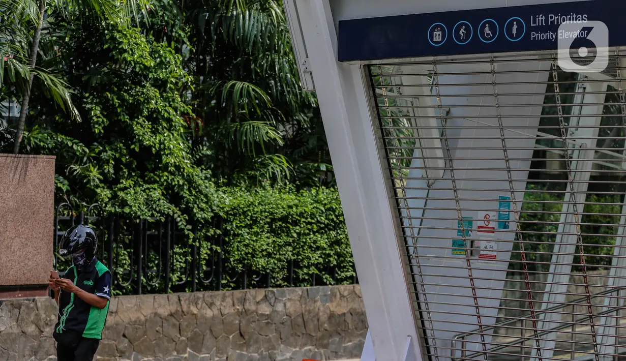 Suasana pintu masuk Stasiun MRT Setiabudi yang tutup, Jakarta, Senin (27/4/2020). PT MRT Jakarta Kembali menutup dua stasiun MRT yang merupakan lanjutan dari penutupan lima stasiun sebelumnya guna mendukung penerapan Pembatasan Sosial Berskala Besar (PSBB) Jakarta. (Liputan6.com/Faizal Fanani)