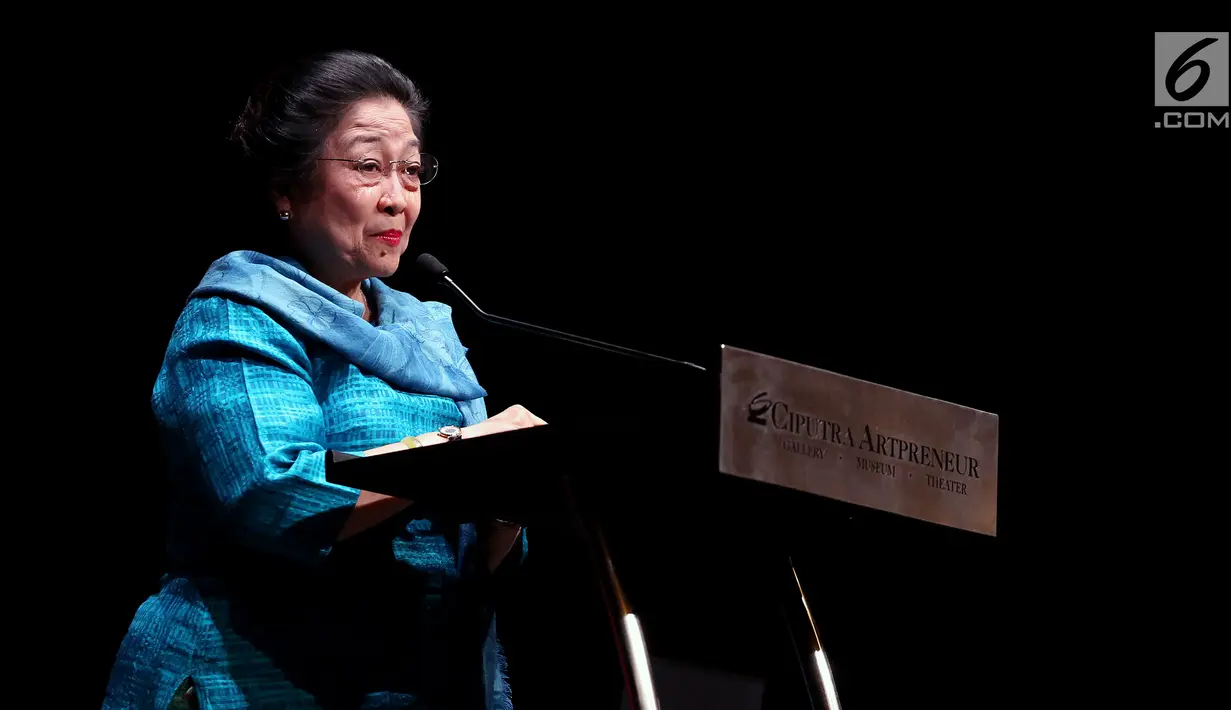 Presiden Ke-5 Megawati Soekarno Putri memberi sambutan saat peluncuran buku sekaligus merayakan Ulang Tahun berdirinya Ciputra Grup yang ke 36 Tahun, di Jakarta, Rabu (29/11). (Liputan6.com/JohanTallo)