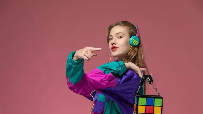 Seorang perempuan menggunakan headphone (Foto Dok: Freepik/KamranAydinov)